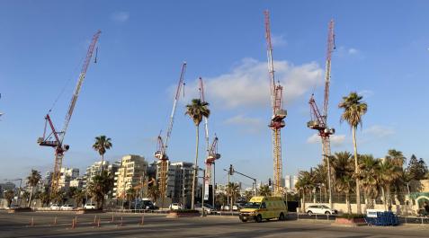 CONSTRUCCION-GRUAS Zona de obras en Tel Aviv