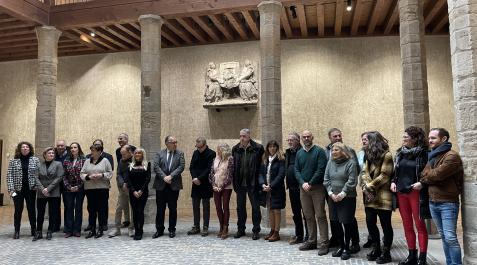 escudo de Pamplona del siglo XVI La Corporación del Ayuntamiento de Pamplona con el escudo adquirido a la familia Huarte