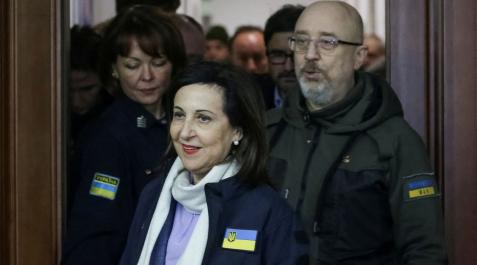 margarita-robles_ucrania La ministra de Defensa de España, Margarita Robles, y su homólogo ucraniano, Oleksii Reznikov, en una foto anterior