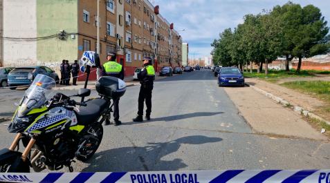 atrincherado-huelva Miembros de la Policía Nacional y Local vigilando el exterior del edificio de viviendas donde se había atrincherado el hombre detenido
