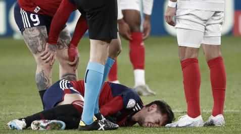 Aimar Oroz Aimar Oroz se duele tras recibir un golpe
