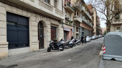bebe-abandonado-barcelona El bebé fue encontrado este martes a primera hora abandonado en un portal dentro de una bolsa de deporte en la calle Begur de Barcelona
