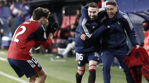 Osasuna Kike Barja y Moi Gómez esperan en la banda para festejar el gol de Abde