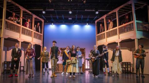 Alumnos del IES Navarro Villoslada, este jueves durante el ensayo general. La escenografía recrea un corral de comedias IES Navarro Villoslada