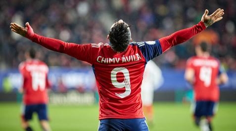 El Chimy Ávila extiende sus brazos mirando al cielo después de marcar el primer gol del partido contra el Sevilla Chimy Ávila