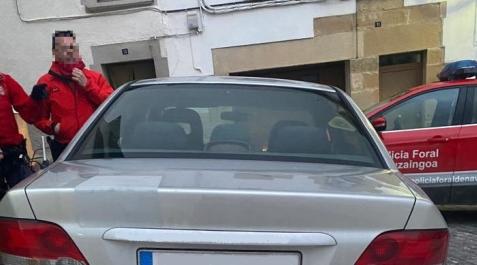 policia-foral Momento de la detención en Añorbe del hombre que amenazó e intentó atropellar a los agentes de la Policía Foral