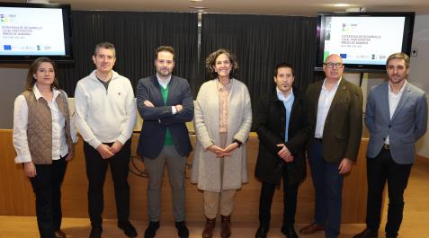 En el centro, la consejera Gómez. A su derecha, el presidente del Consorcio EDER y alcalde de Tudela, Alejandro Roquero, y, a su izquierda, el presidente de la FNMC, Juan Carlos Castillo