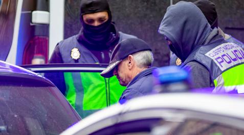jubilado-detenido-cartas-explosivas La Policía Nacional detiene a un jubilado de 74 años en Miranda de Ebro (Burgos) por el envío de cartas con material pirotécnico al presidente del Gobierno, Pedro Sánchez; a las embajadas de Ucrania y EEUU; y a la ministra de Defensa, Margarita Robles