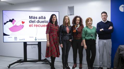 Participantes en la mesa redonda 'Más allá del duelo: el recuerdo' LOS PARTICIPANTES: Sonsoles Echavarren (periodista de Diario de Navarra y moderadora de la mesa redonda), Yolanda Santesteban, psicóloga del equipo de atención psicosocial (EAPS) del Hospital San Juan de Dios de Pamplona y programa Fundación la Caixa, Arantza Mendióroz (afectada por la pérdida de un hijo y su marido), Lucía Villar (psicóloga del Teléfono de la Esperanza especializada en duelo) y David Fácila (director del Tanatorio San Alberto de Pamplona).