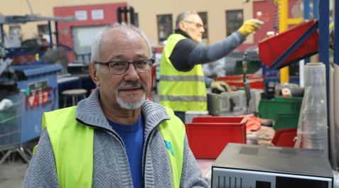 José Mari García José Mari García, este martes en uno de los talleres de Traperos de Emaús en Berriozar.