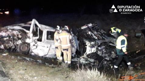 Cuatro muertos en una colisión de dos vehículos en Zaragoza Estado de los vehículos tras la colisión en la N-234