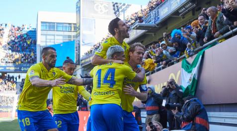 Los jugadores del Cádiz celebran el segundo tanto, obra de Álex Fernández desde los once metros.