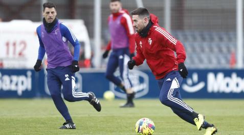 Bittor Alkiza presiona a Moi Gómez durante el entrenamiento de este sábado en Tajonar.