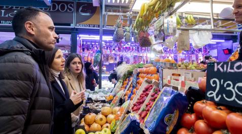 Ione Belarra visitó esta semana el mercado de Puente de Vallecas con el candidato de Podemos a la alcaldía de Madrid, Roberto Sotomayor Ione Belarra visitó esta semana el mercado de Puente de Vallecas con el candidato de Podemos a la alcaldía de Madrid, Roberto Sotomayor