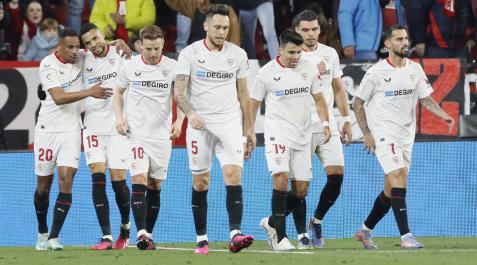 Los jugadores del Sevilla celebran uno de los goles conseguido por el equipo andaluz durante el encuentro contra el Elche CF.