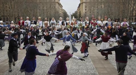 Grupos de dantzas de todos los barrios de Pamplona deleitaron al público en la presentación Grupos de dantzas de todos los barrios de Pamplona deleitaron al público en la presentación