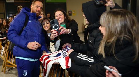 Llegada a Noáin del Atlético de Madrid cuyos jugadores firmaron autógrafos a los seguidores colchoneros.