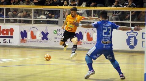 El capitán del Aspil David García se dispone a disparar a puerta ante el guardameta del Noia Henrique