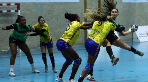 Ayelen recibe un golpe de la defensa del RoCasa durante el encuentro de Copa de la Reina en Villava.