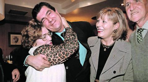 Javier Miranda es abrazado por su madre, en presencia de su esposa, tras conocer que ganó las elecciones a la presidencia de Osasuna Javier Miranda es abrazado por su madre, en presencia de su esposa, tras conocer que ganó las elecciones a la presidencia de Osasuna