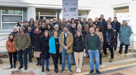 Larrarte En el centro de la primera fila, y rodeados de integrantes de Contigo Tudela, de izda. a dcha., Graciela López Camarán, Olga Risueño Molina, Eneko Larrarte Huguet, Eva Eliceche León, y Alberto Lajusticia Gil.