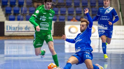 Álvaro, del Manzanares FS, se lanza al suelo para robarle el balón a Darde Rosic, nuevo ficgaje de Osasuna Magna