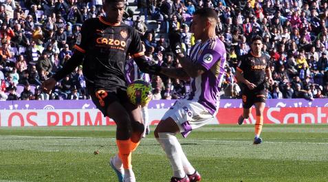 Cristhian Ibarguen, del Valencia, trata de frenar a Darwin Machís durante el encuentro.