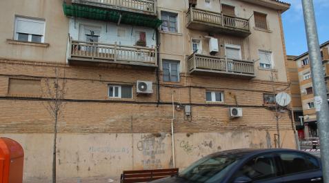 Edificio de Tudela en el que ha tenido lugar el fatal accidente El suceso ha tenido lugar en este edificio de la calle Aguas del Alhama de la capital ribera