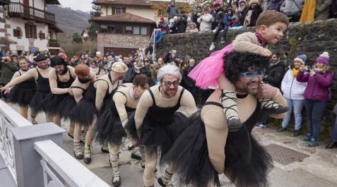 Carnaval Sunbilla Las bailarinas de ballet deleitaron al público con sus mejores pasos