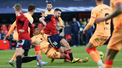 Reinildo derriba a Moi Gómez en una de las jugadas polémicas del partido Reinildo derriba a Moi Gómez en una de las jugadas polémicas del partido