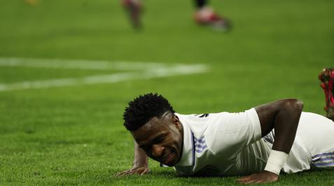 Vinicius Jr. tumbado tras no acertar con un remate durante el encuentro contra la Real Sociedad.