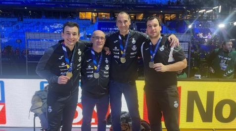 Fermín Iturri Bandrés, a la derecha, junto al seleccionador Jordi Ribera y otros técnicos