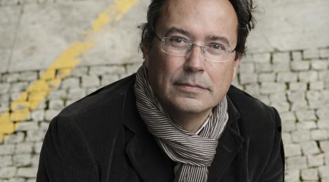Juan_Arnau,_2019 Esta tarde visita Navarra el filósofo valenciano Juan Arnau,quien presentará su libro 'En la mente del mundo: la aventura del deseo y la percepción'.