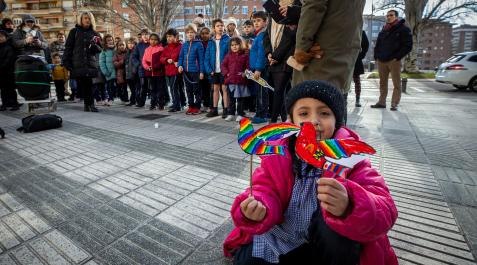 Santísimo Sacramento Día de la Paz Escolar L: Pamplona
T: Alumnos del colegio Santísimo Sacramento salen a la calle en favor de la paz.
Una alumna del Santísimo Sacramento enseña dos pajaritas de la paz pintadas de colores