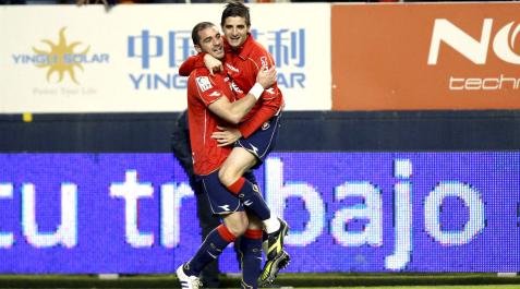 Pandiani y Portillo Pandiani y Portillo, durante la ida de la eliminatoria entre Osasuna y Athletic en enero de 2009