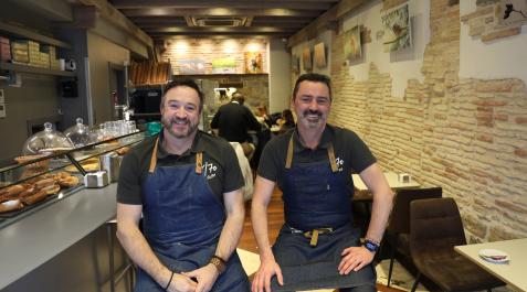 Cafeteria heladeria Elizalde Jorge Elizalde Agurruza y Javier Cía Zabalegui, en la cafetería-heladería Elizalde-Casa Salinas