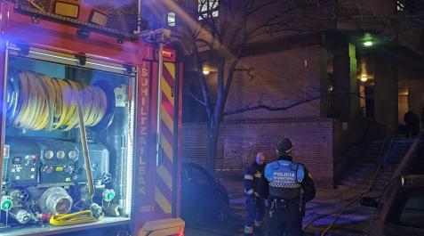 itur Policía Municipal y Bomberos, junto al bloque donde se ha registrado el incendio.