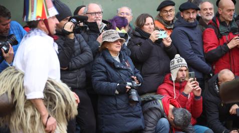 Con gorro, gafas y una cámara, Cristina García Rodero Carnaval