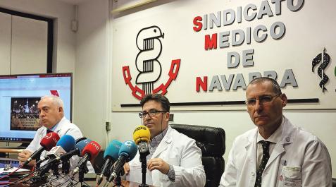 Jesús Soria, Juan Ramón Sanchiz y Alberto Pérez, representantes del Sindicato Médico, en la sede de la central sindical.