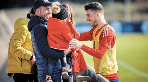 Entrenamiento de Osasuna Kike Barja saluda a este niño al término del entrenamiento de este lunes 30 de enero en Tajonar.