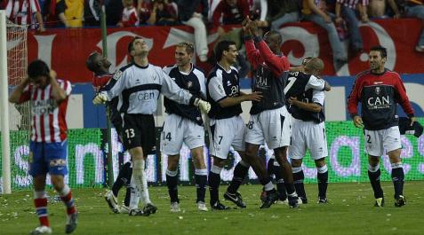 Los rojillos celebran el pase a la final de Copa de 2005 en el Calderón Osasuna