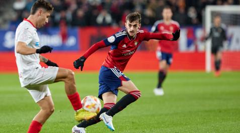 Aimar presiona a Montiel en el partido copero ante el Sevilla Aimar Oroz