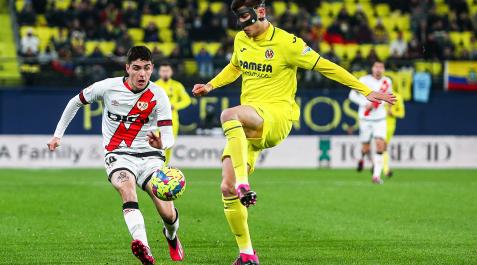 El goleador del Rayo, Sergio Camello, presiona al defensa local Jorge Cuenca .