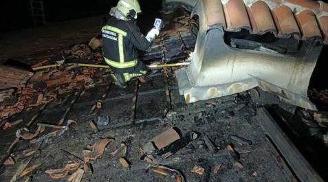 oieregj Un bombero comprueba el estado del tejado tras el incendio de una chimenea en Oieregi