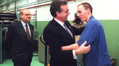 Miguel Sanz visita el centro de Aspace en 1998. El presidente Miguel Sanz saluda a uno de los trabajadores del centro de Aspace en presencia del consejero Calixto Ayesa.