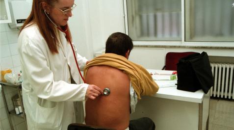 Una médica ausculta a un paciente en 1998. Una médica ausculta a un paciente en 1998.