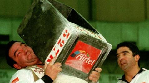 Mikel Saralegi con la piedra de 327 kilos. Mikel Saralegi con la piedra de 327 kilos.