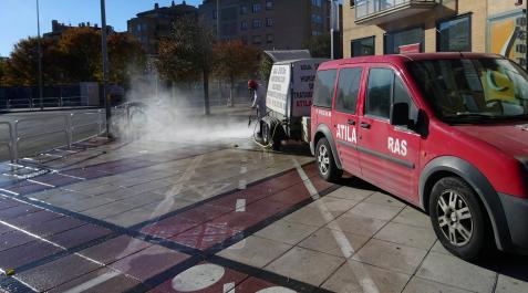 Borrado de las marcas de la acera bici en la calle Marcelo Celayeta de Pamplona