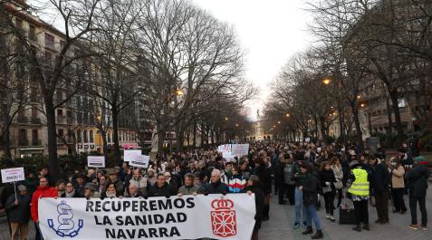 A_ EDUARDO BUXENS (34244124) Entre 200 y 300 médicos navarros se han manifestado estar tarde en el Paseo de Sarasate.
