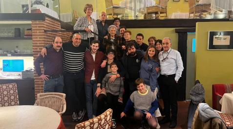 abuelabera Rodeada de su familia, Mercedes Barrenechea Oteiza, tercera por la izquierda en la escalera.